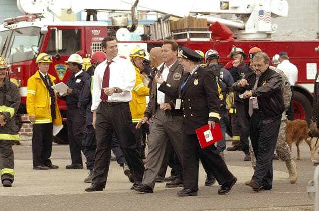 Arnold Schwarzenegger (mitte, USA Gouverneur Kalifornien), Joanne Hayes-White (USA Leiterin Feuerwehr San Francisco) und Gavin Newsom (li., USA Bürgermeister San Francisco) anlässlich der Besichtigung der Golden Guardian Exercises in San Francisco -  SFP2006111610