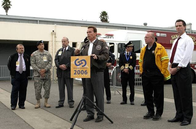 Arnold Schwarzenegger (mitte, USA Gouverneur Kalifornien) und Gavin Newsom (re., USA Bürgermeister San Francisco) anlässlich der Besichtigung der Golden Guardian Exercises in San Francisco -  SFP2006111618