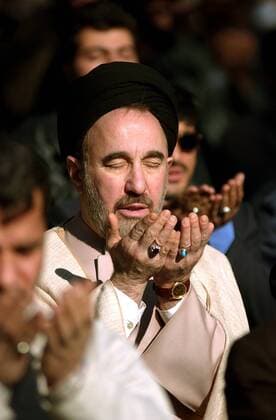 Präsident Mohammed Khatami (IRI) beim Gebet in Teheran -  (irp2003112101)