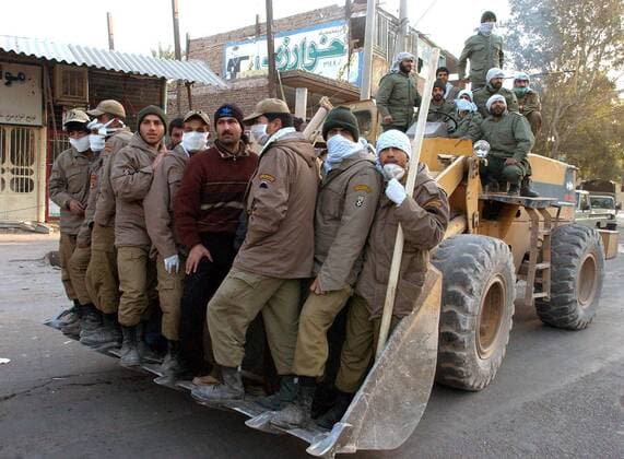 Bagger transportiert iranische Einsatzkräfte nach einem Erdbeben in Bam im Iran -  (wax2003123058)