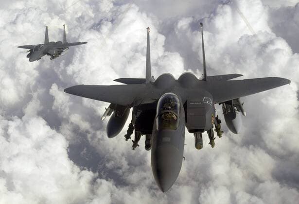 Jagdbomber McDonnell Douglas F-15E Strike Eagle der U.S. Air Force in Formation über dem Irak  WAX2003121964