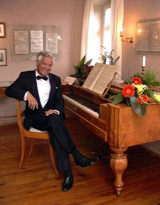 Sänger Theo Adam (GER) an einem Klavier am Rande eines Auftritts in Graupa