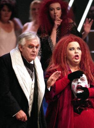 Sänger Theo Adam (GER) spielt mit einer Kollegin in der Oper - Die Bassariden - in der Semperoper in Dresden