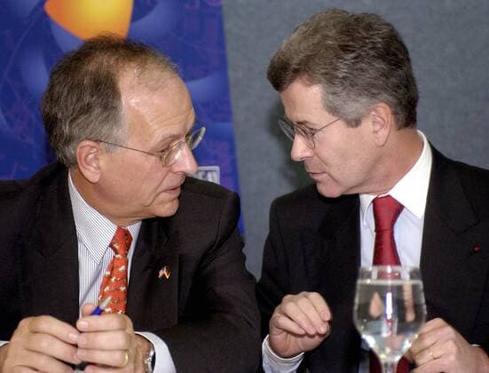 Botschafter Jean David Levitte (re., FRA) und Botschafter Wolfgang Ischinger (GER) anlässlich der Bekanntgabe eines neuen Austauschsprogramms mit den Vereinigten Staaten in Washington D.C. -  (WAP2003121270)