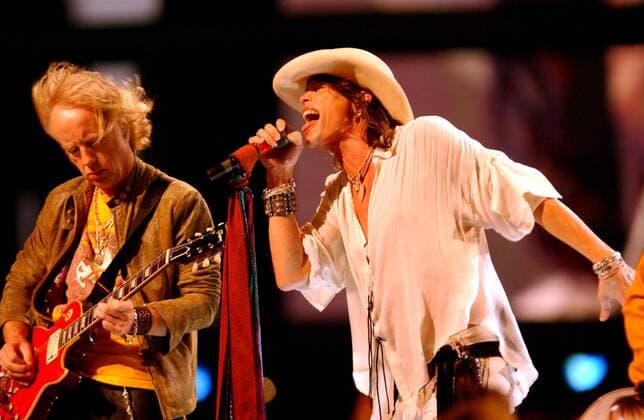 Sänger Steven Tyler (re.) und Gitarrist Joe Perry (beide USA Aerosmith) während eines Konzerts zur Saisoneröffnung der NFL in Washington -  (WAP2003090414)