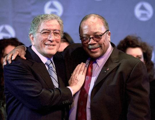Musikproduzent Quincy Jones (re.) und Sänger Tony Bennett (beide USA) gratulieren einander zur Nominierung für den Grammy Award 2002 in New York -  (nyp2002010302)
