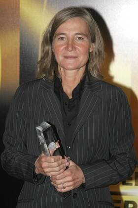 Preisträgerin Judith Kaufmann (GER Kamerafrau) mit der Trophäe für die beste Kamera anlässlich der Verleihung des Deutschen Fernsehpreises in Köln