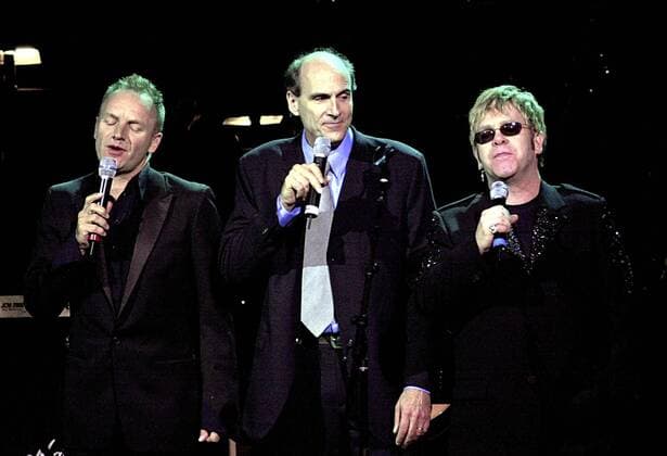 V.l.n.r.: Sänger Sting (GBR), James Taylor (USA) und Sir Elton John (GBR) anlässlich eines Konzertes im Rahmen der - 11. Annual Rainforest Foundation Benefit - in New York City  (nyp2002041404)