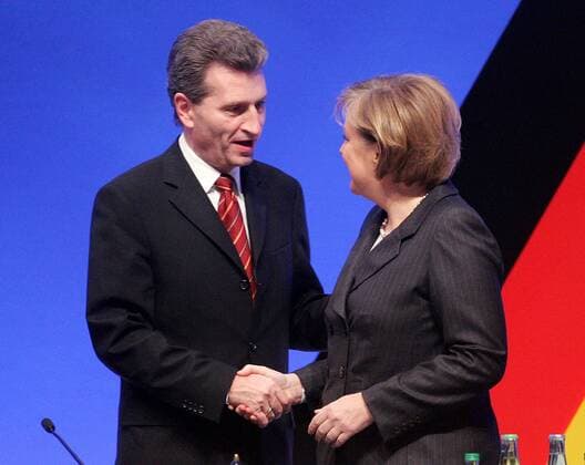 Bundeskanzlerin Angela Merkel (GER CDU) wird von Günther H. Oettinger (GER CDU Ministerpräsident von Baden-Württemberg) beglückwünscht während des 20. Bundesparteitages der CDU in der Messe Dresden