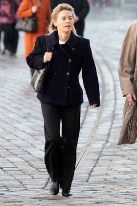 Bundesfamilienministerin Ursula von der Leyen (GER CDU) auf dem Weg zum Gottesdienst in der Dresdner Frauenkirche anlässlich des 20. CDU Bundesparteitages in Dresden