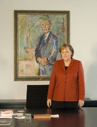 Bundeskanzlerin Angela Merkel (GER) in ihrem Büro im Bundeskanzleramt Berlin