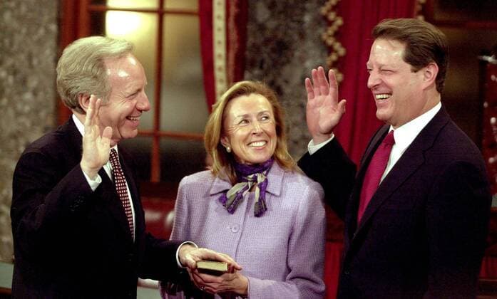 Joseph Joe Lieberman (li., USA Senator Connecticut) mit Ehefrau Hadassah und Vizepräsident Al Gore (re., USA) während der Vereidigung Kennedys in Washington D.C. -  (WAP2001010304)