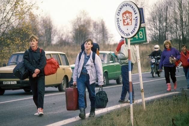 DDR Flüchtlinge zu Fuß an der deutsch tschechischen Grenze am Grenzübergang Schirnding