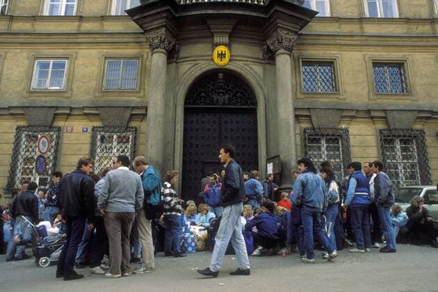 DDR Flüchtlinge an der Botschaft der BRD in Prag