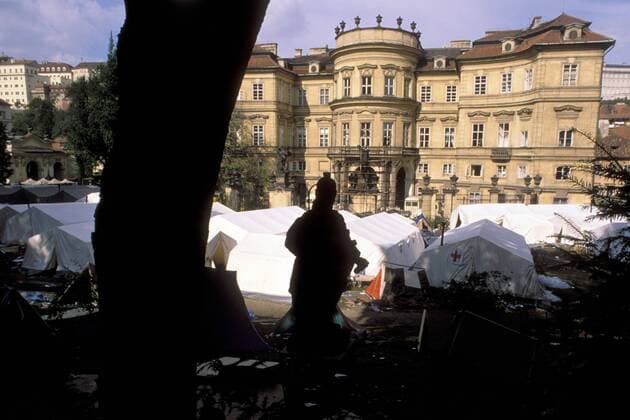 Aufnahmelager für DDR Flüchtlinge auf dem Gelände der Botschaft in Prag