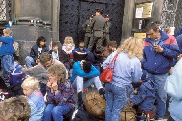 DDR Flüchtlinge warten vor der Botschaft der BRD in Prag