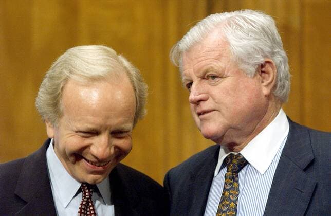 Joseph Lieberman (li., USA Demokraten Senator Connecticut) und Edward Kennedy (USA Demokraten Senator Massachusetts) in Washington D.C. -  (WAP2002042491)