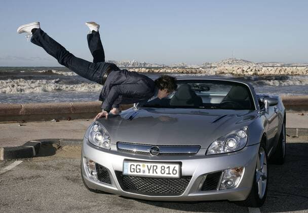 Schauspieler Ralf Bauer (GER) präsentiert mit Schwung den neuen Opel GT in Marseille