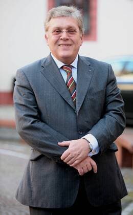 Michael Militzer (Vorstandsvorsitzender der MITEC Automotive AG) auf dem Weg zur Regierungspressekonferenz in Erfurt