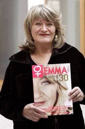 Journalistin Alice Schwarzer (GER Geschäftsführerin Emma Frauenverlag GmbH) mit einer Ausgabe der Emma anlässlich des 30-jährigen Bestehens der Zeitschrift in Berlin