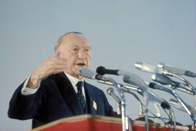 Konrad Adenauer (GER CDU Bundeskanzler 1949-1963) während einer Rede