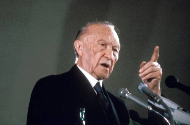 Konrad Adenauer (GER CDU Bundeskanzler 1949-1963) während einer Rede eines CDU-Parteitags
