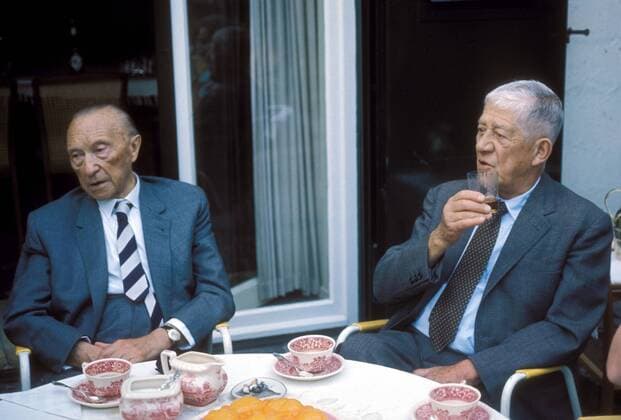 Konrad Adenauer (li., GER CDU Bundeskanzler 1949-1963) und Oskar Kokoschka (re., GER Maler Künstler) beim Kaffee trinken