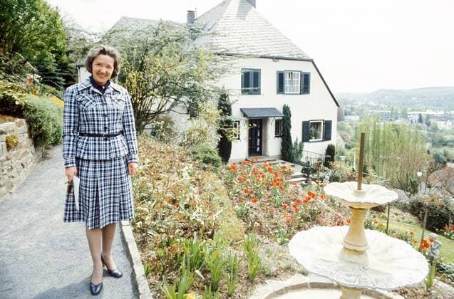 Anneliese Poppinga (GER Sekretärin) im Garten des Wohnhauses von Konrad Adenauer (GER CDU Bundeskanzler 1949-1963) in Bad Honnef