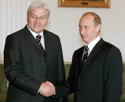 Präsident Wladimir Putin (re., RUS) begrüßt Frank-Walter Steinmeier (GER SPD Außenminister) anlässlich dessen Besuch im Kreml in Moskau -  mos2006122102
