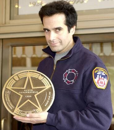 Zauberer David Copperfield (re., USA) anlässlich seiner Aufnahme auf dem - Warner Theatre Walk of Fame - in Washington D.C.  (wap2001051651)
