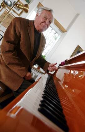 Sänger Dr. Theo Adam (GER) an seinem Klavier in seinem Haus in Dresden