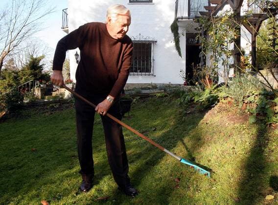 Sänger Dr. Theo Adam (GER) in seinem Garten in Dresden