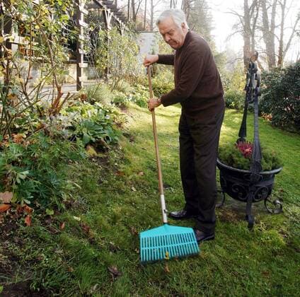 Sänger Dr. Theo Adam (GER) in seinem Garten in Dresden