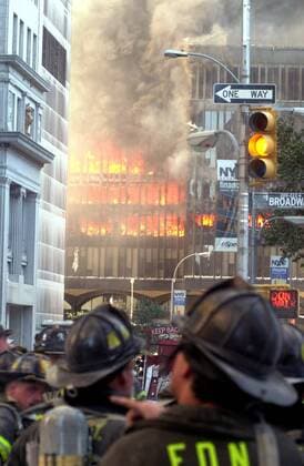 Feuerwehrleute beobachten die brennenden Überreste des eingestürzten Südturms des World Trade Centers nach den Terroranschlägen vom 11. September in New York -  (nyc2001091101)