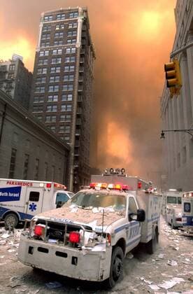 Einsatzwagen der New Yorker Polizei fährt durch die mit Asche bedeckten Straßen nach dem Einsturz der beiden Türme des World Trade Centers nach den Terroranschlägen vom 11. September in New York -  (nyc2001091102)