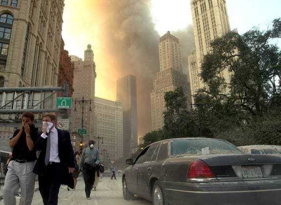 Geschäftsleute flüchten vor den brennenden Türmen des World Trade Centers in New York nach den Terroranschlägen vom 11. September -  (nyc2001091103)