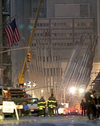 Feuerwehrleute stehen fassungslos vor den Überresten des World Trade Centers in New York nach den Terroranschlägen vom 11. September in New York -  (nyc2001091107)