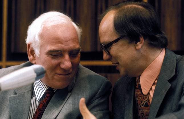 Bundesarbeitsminister Walter Arendt (li., GER SPD) und Journalist Friedrich Nowottny (GER) im Gespräch