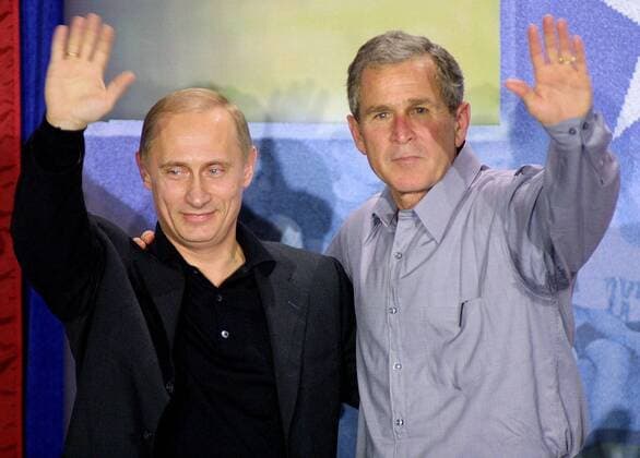 Staatspräsident Vladimir Putin (Li., RUS) und Präsident George W. Bush (USA) anlässlich einer Pressekonferenz in Crawford, Texas -  (CFD2001111501)
