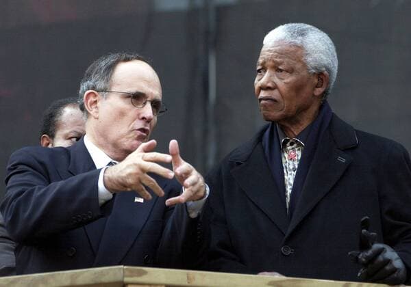 Bürgermeister Rudolph - Rudy - Giuliani (li., USA) im Gespräch mit Nelson Mandela (RSA) während der Begehung der Ruinen des WTC in New York -  (NYP2001111513)
