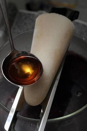 Feuerzangenbowle - Brauner Rum wird über den Zuckerhut gegossen