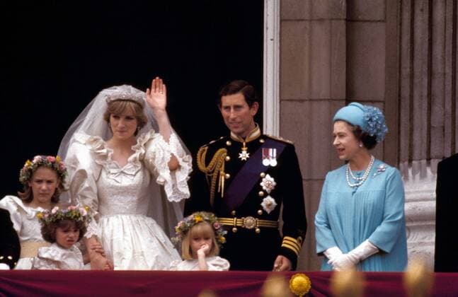 Prinz Charles und Prinzessin Diana (li.) mit Queen Elizabeth II (alle GBR) anlässlich ihrer Hochzeit in London