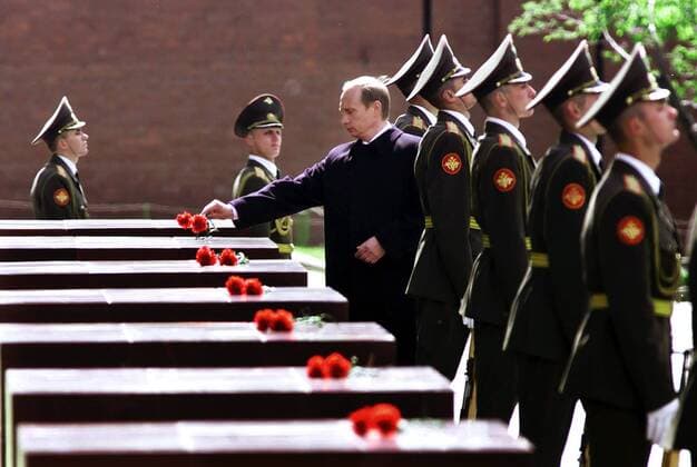 Präsident Vladimir Putin (RUS) anlässlich einer Gedenkfeier am Grab des unbekannten Soldaten in Moskau -  - mos2000050705