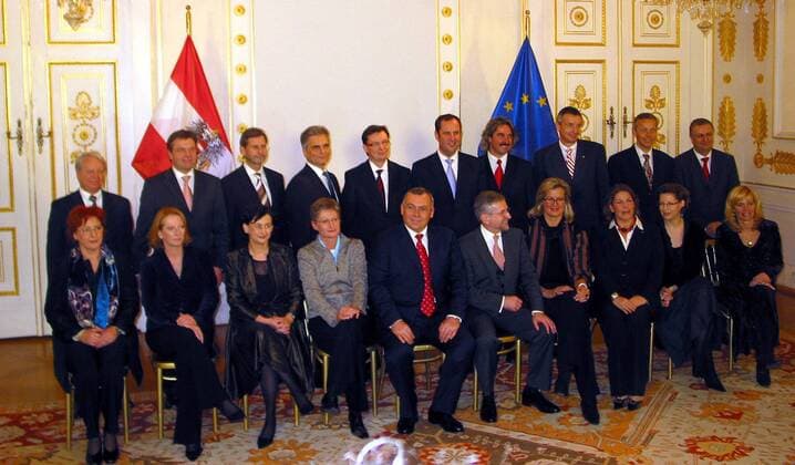 Erste Reihe v.l.n.r.: Heidrun Silhavy, Doris Bures, Maria Berger, Claudia Schmied, Bundeskanzler Alfred Gusenbauer (SPÖ), Vizekanzler Wilhelm Molterer, Ursula Plassnik, Andrea Kdolsky, Christine Marek, Christa Kranzl - Zweite Reihe v.l.n.r.: Hans Winkler, Günther Platter, Johannes Hahn, Werner Faymann, Norbert Darabos, Josef Pröll, Erwin Buchinger, Martin Bartenstein, Reinhold Lopatka und Christoph Matznetter (alle AUT) anlässlich der Vorstellung der neuen österreichischen Bundesregierung in Wien - 