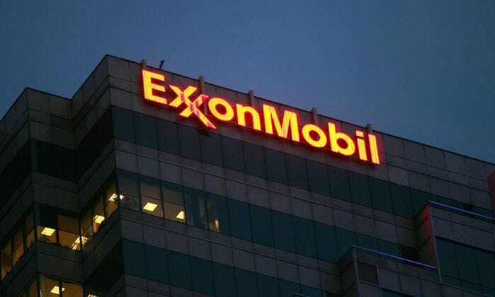 Leuchtreklame auf dem Gebäude von - Exxon Mobil - in Kuala Lumpur