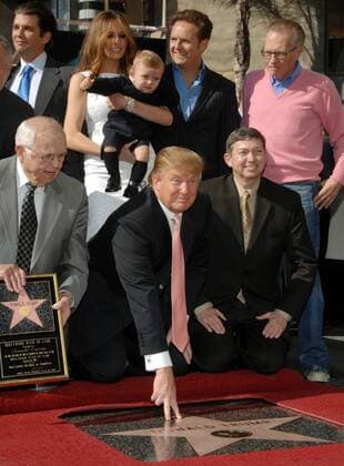Donald Trump (Mitte, USA Chairman Donald J. Trump Foundation) vor seiner Frau Melania Knauss Trump (SLO Model) und Sohn Barron anlässlich seiner Ehrung mit einem Stern auf dem Hollywood Walk of Fame in Los Angeles - (LAP2007011604)
