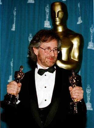 73. Berlinale, Steven Spielberg erhält den Goldenen Ehrenbären für sein Lebenswerk Regisseur Steven Spielberg (USA) mit den Oscars für den Film - Schindlers Liste - während der Academy Awards 1995 in Los Angeles -  (lap96121706)