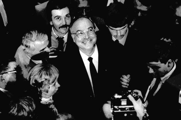 Helmut Kohl (GER CDU) neben seiner Frau Hannelore (GER) umringt von Reportern nach der Abstimmung zum konstruktiven Misstrauensvotum gegen Bundeskanzler Helmut Schmidt im Bonner Bundestag