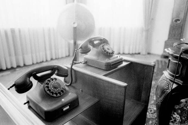 Telefone im Arbeitszimmer des ehemaligen Bundeskanzlers Konrad Adenauer im Palais Schaumburg in Bonn