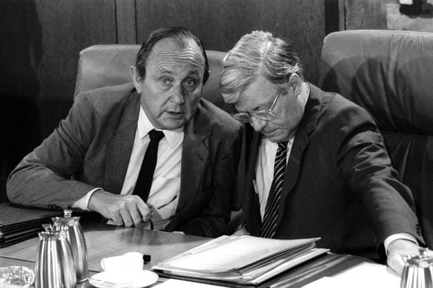 Bundeskanzler Helmut Schmidt (re., GER SPD) im Gespräch mit Außenminister Hans-Dietrich Genscher (li., GER FDP) im Bundeskanzleramt in Bonn